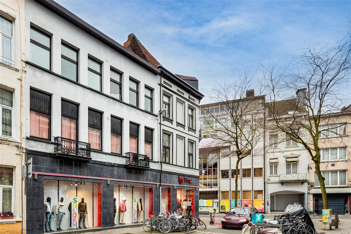 Hoekpand bestaande uit handelsglvl + 6 appartementen
