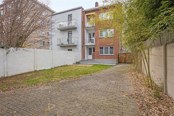 Gelijkvloers appartement met zuid tuin en dubbele garage