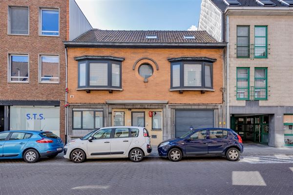 Huis met 4 slpk en garage in het centrum van Hemiksem