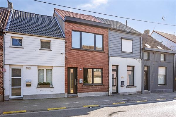 Generoveerd huis met drie slaapkamers en tuin