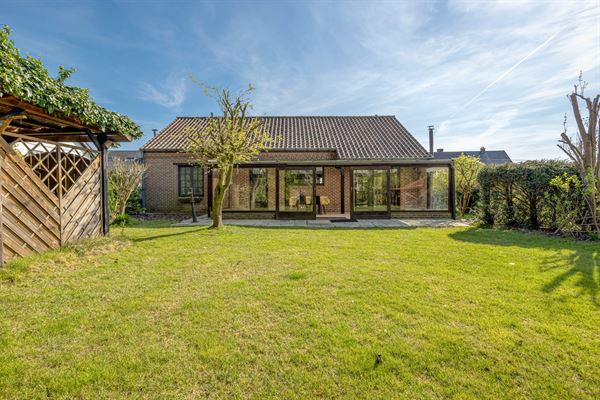 Open bebouwing met drie slaapkamers en grote tuin