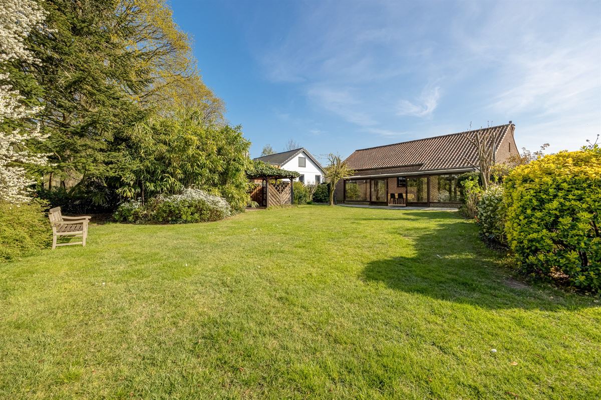 Open bebouwing met drie slaapkamers en grote tuin