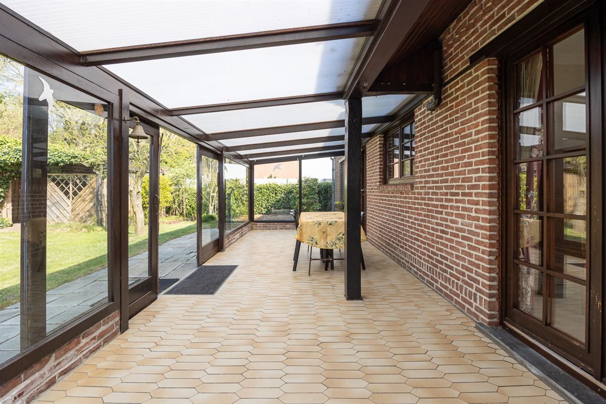 Open bebouwing met drie slaapkamers en grote tuin