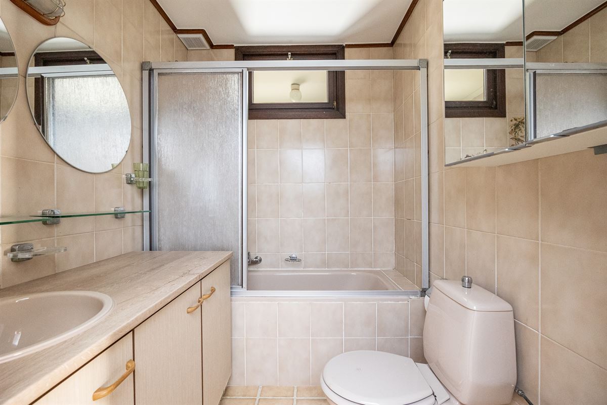 Open bebouwing met drie slaapkamers en grote tuin