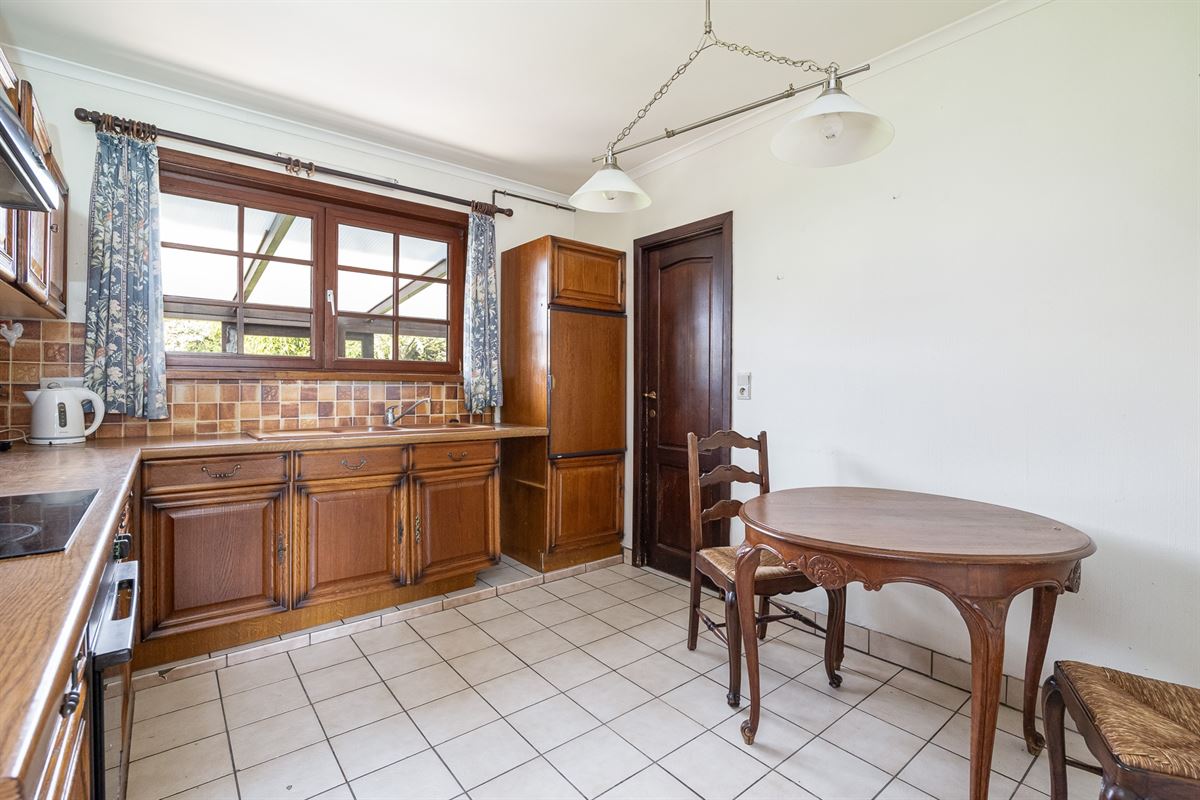 Open bebouwing met drie slaapkamers en grote tuin