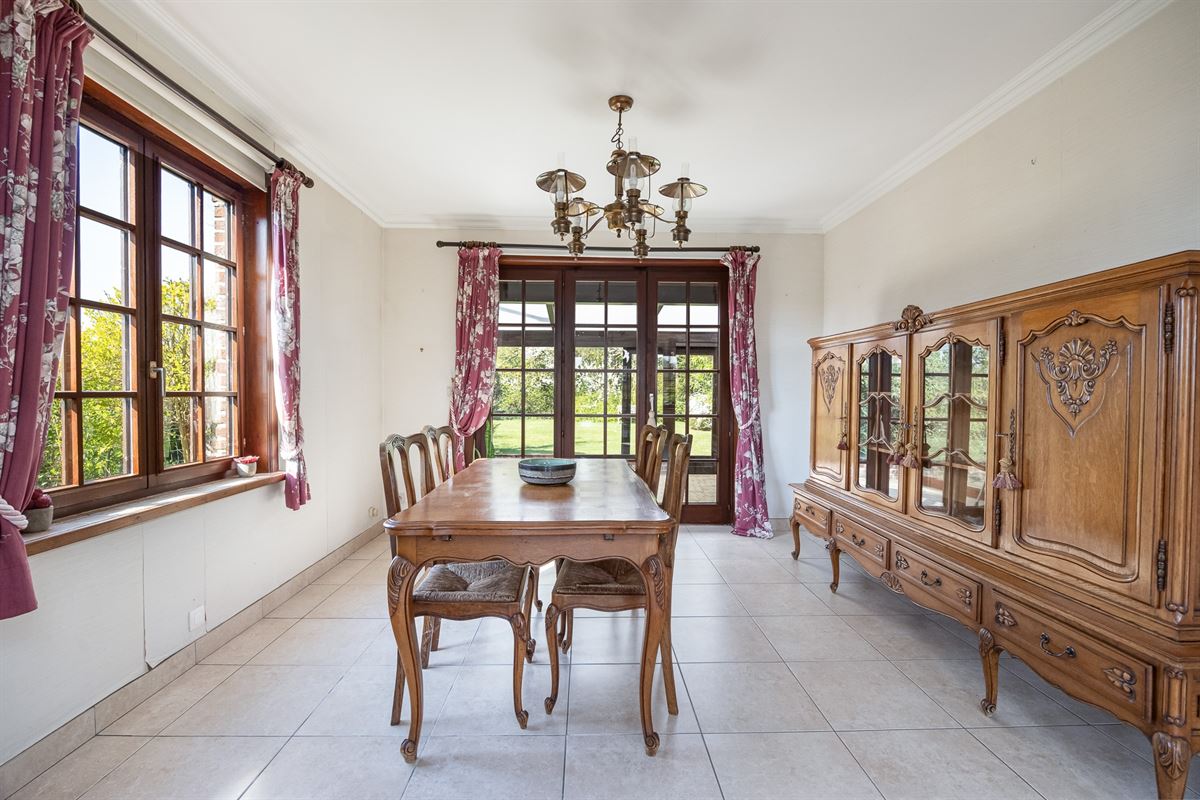 Open bebouwing met drie slaapkamers en grote tuin