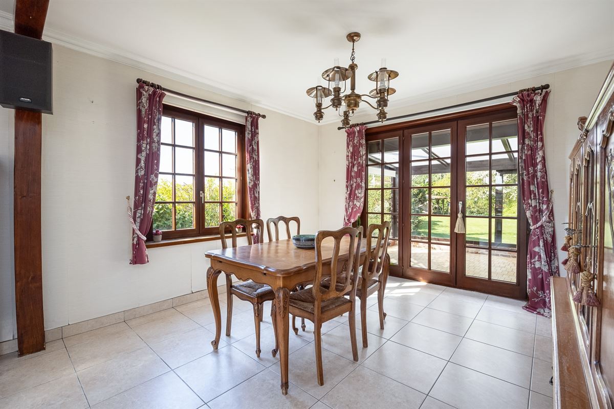 Open bebouwing met drie slaapkamers en grote tuin