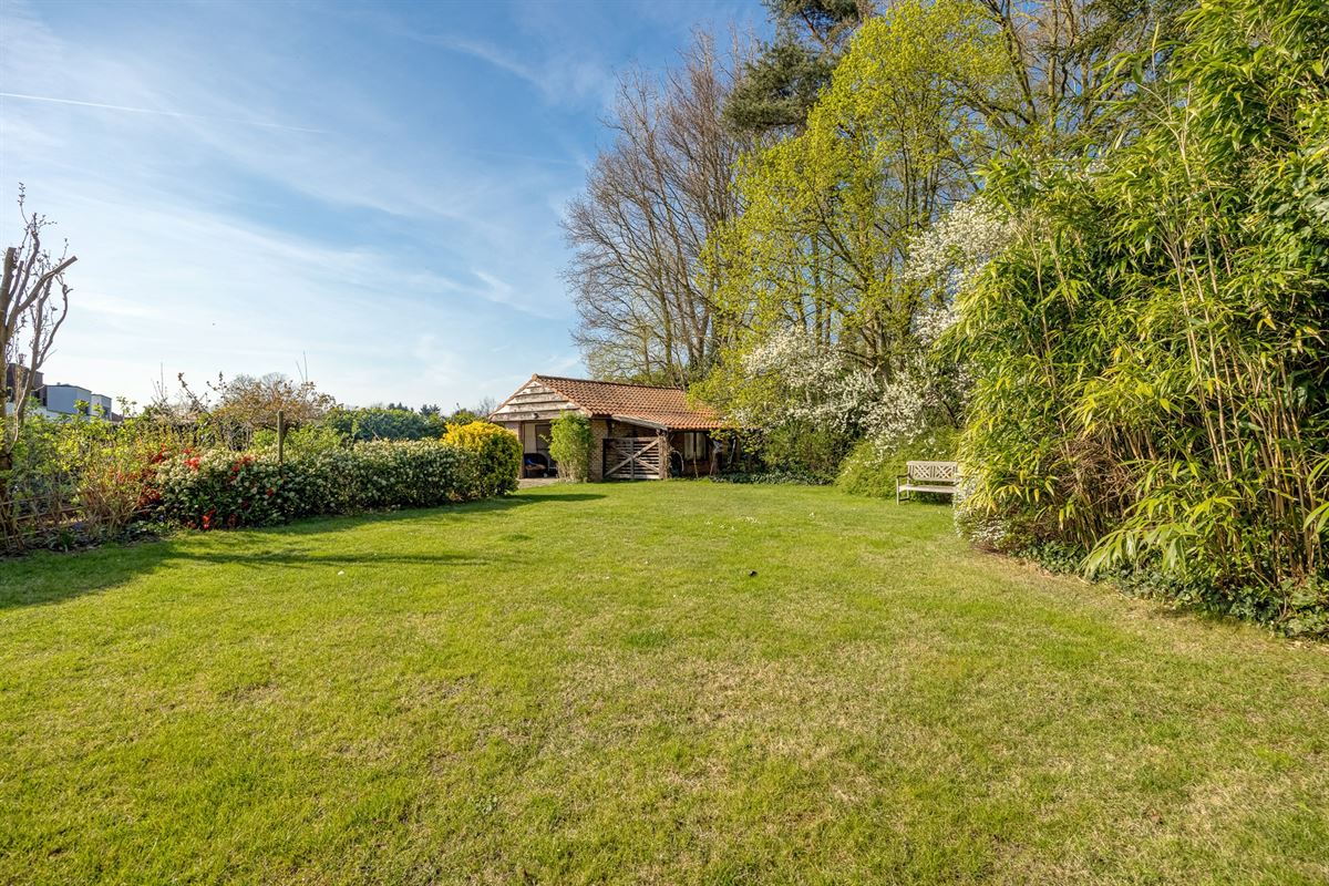 Open bebouwing met drie slaapkamers en grote tuin