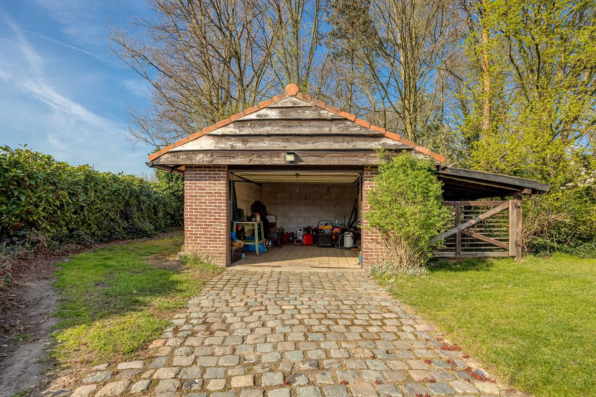 Open bebouwing met drie slaapkamers en grote tuin