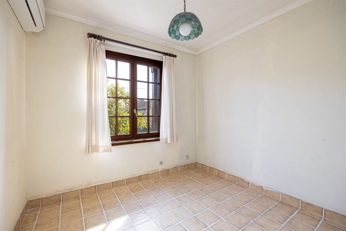 Open bebouwing met drie slaapkamers en grote tuin