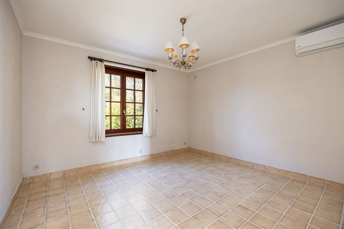 Open bebouwing met drie slaapkamers en grote tuin