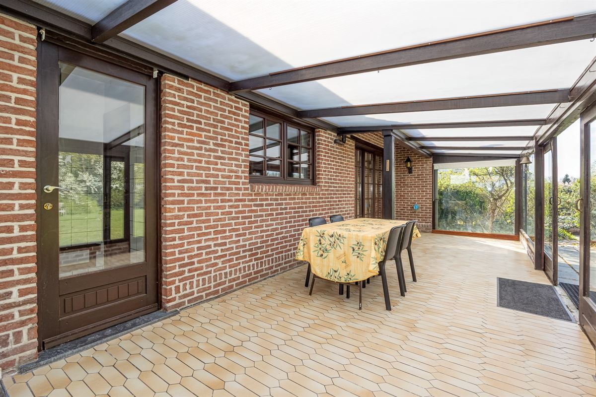 Open bebouwing met drie slaapkamers en grote tuin