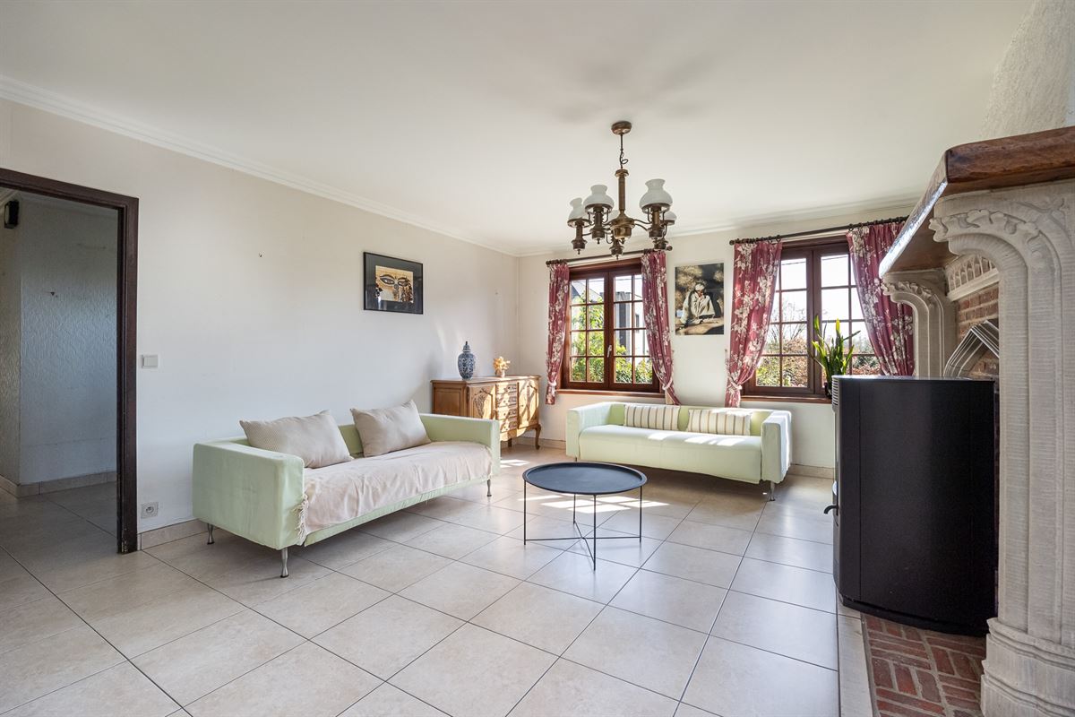 Open bebouwing met drie slaapkamers en grote tuin