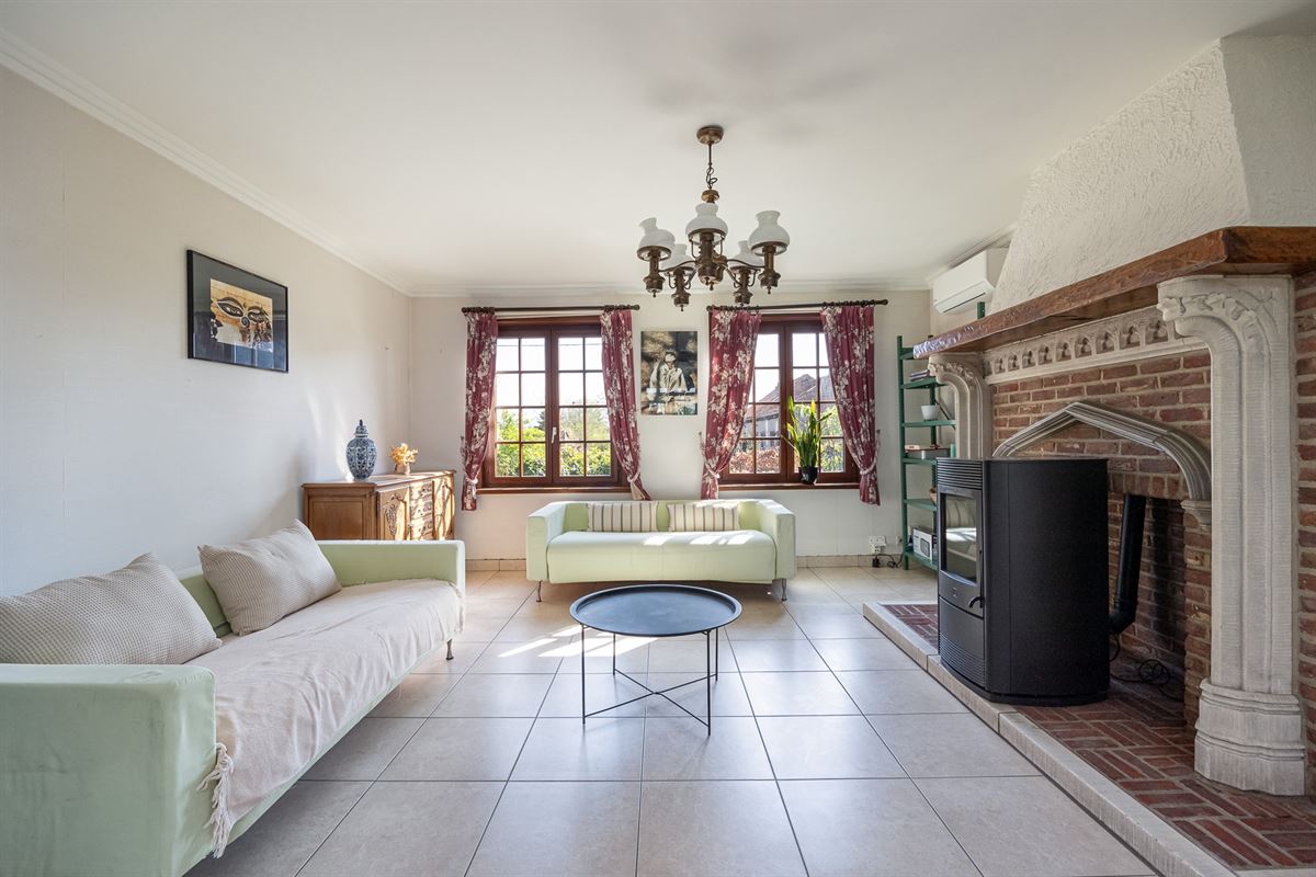 Open bebouwing met drie slaapkamers en grote tuin