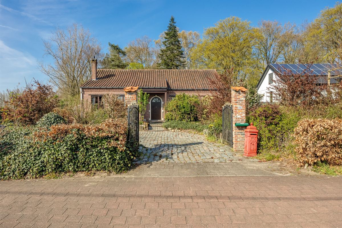 Open bebouwing met drie slaapkamers en grote tuin