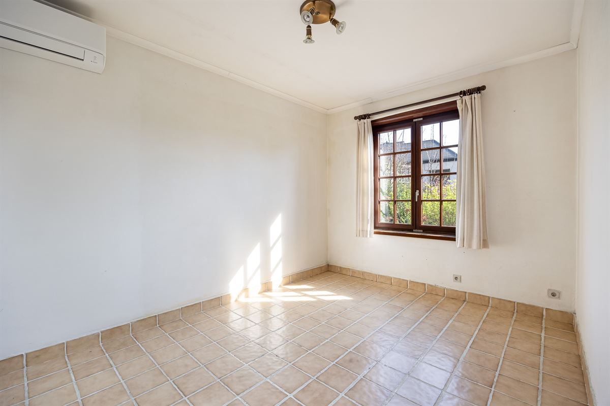 Open bebouwing met drie slaapkamers en grote tuin