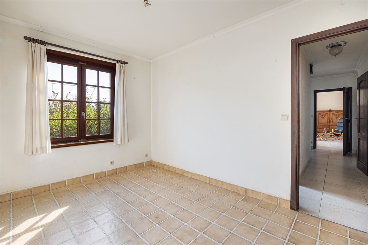 Open bebouwing met drie slaapkamers en grote tuin