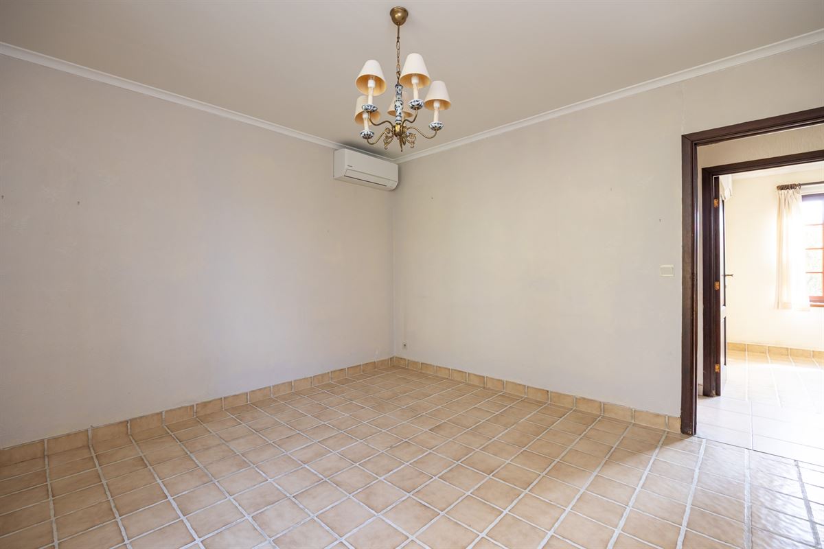 Open bebouwing met drie slaapkamers en grote tuin