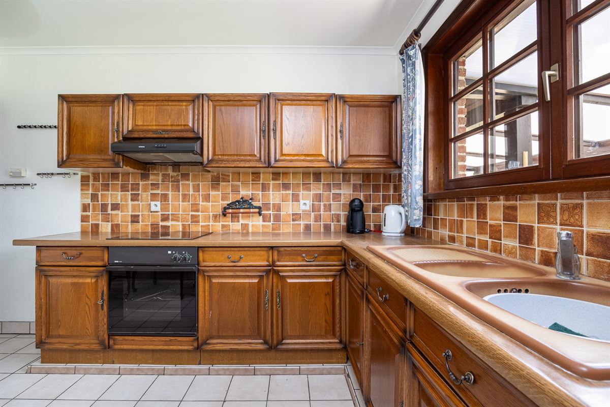 Open bebouwing met drie slaapkamers en grote tuin