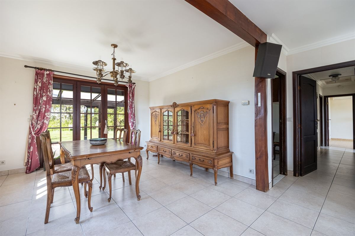 Open bebouwing met drie slaapkamers en grote tuin