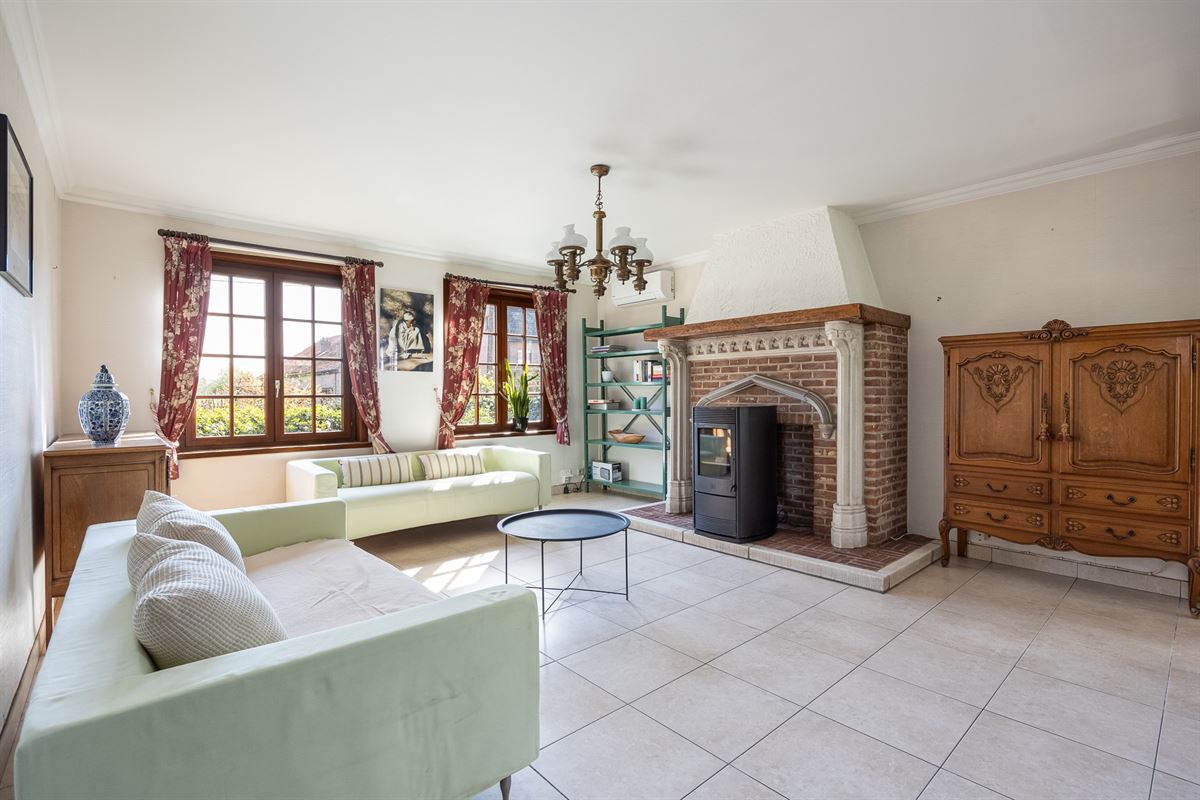 Open bebouwing met drie slaapkamers en grote tuin