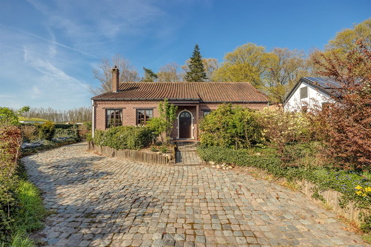 Open bebouwing met drie slaapkamers en grote tuin