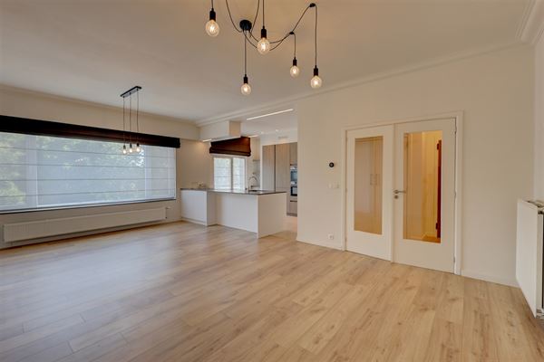 Prachtig appartement met twee slaapkamers, terras en garagebox in Wilrijk!