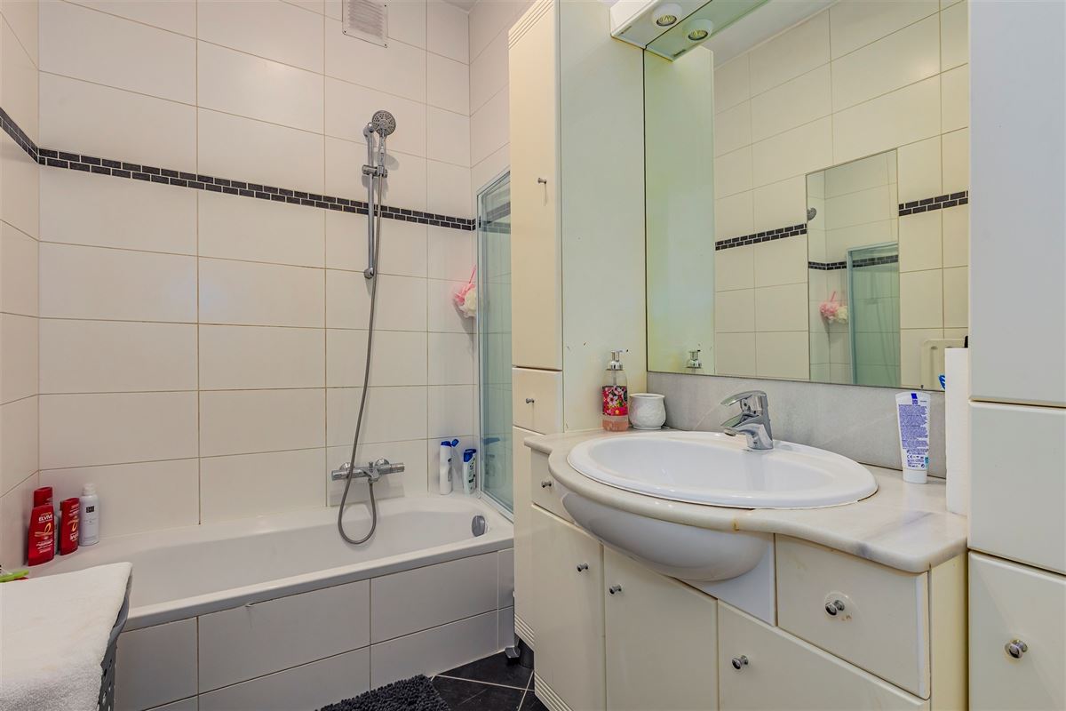 Zeer licht 3 slaapkamer appartement aan Rooseveltplaats en Opera