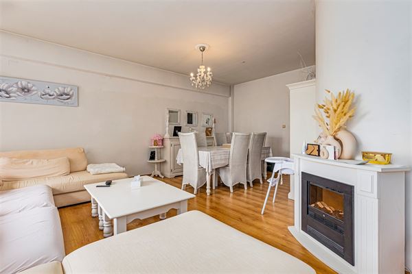 Zeer licht 3 slaapkamer appartement aan Rooseveltplaats en Opera