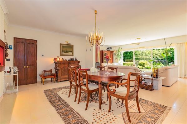 Ruime villa met 5 slpks en 3 bdks op een preceel van 2128m²