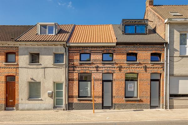Totaal gerenoveerd huis met tuin en drie slaapkamers