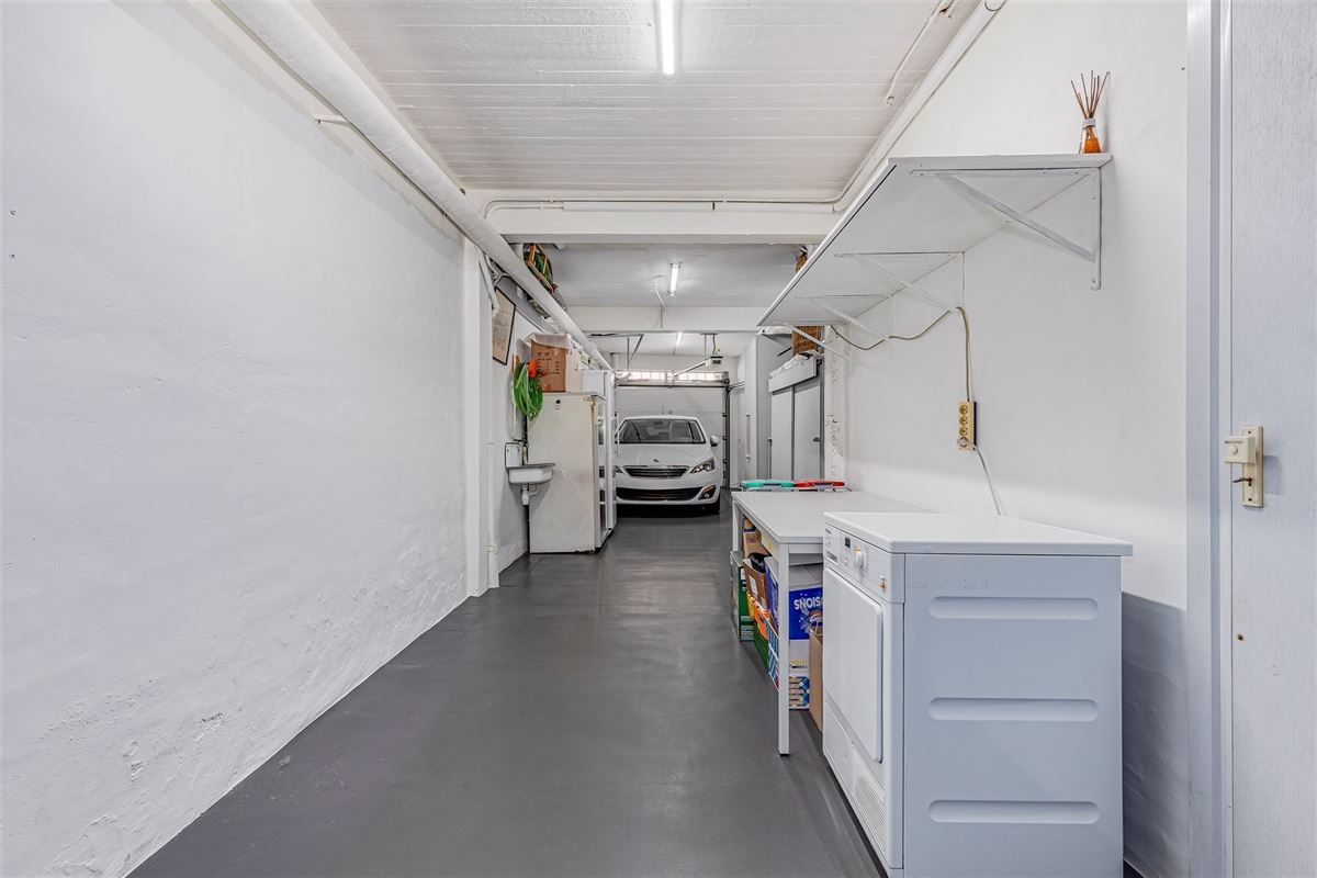 Ruime instapklare woning met grote garage/magazijn
