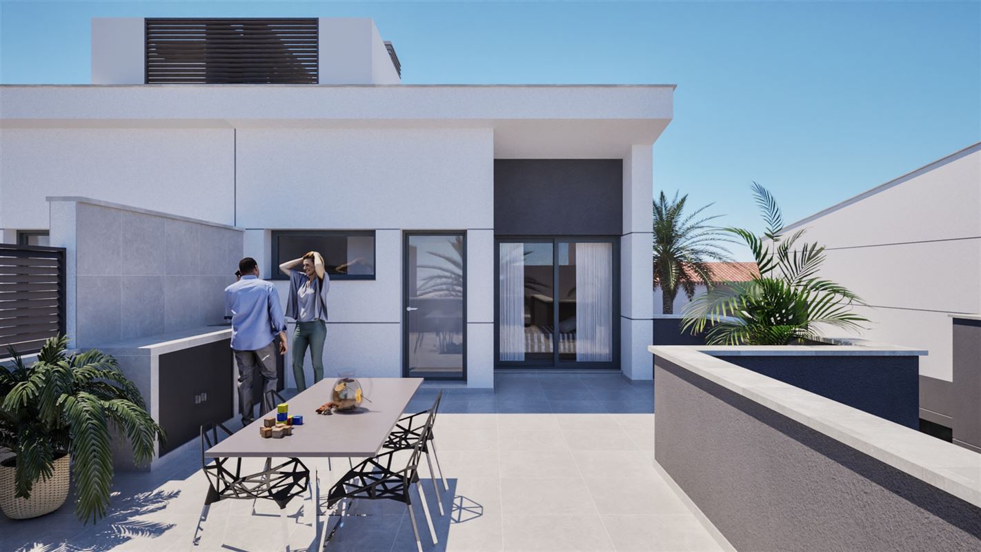 Villa met 3 slk + 3 badk met zwembad op 100 meter van de zee