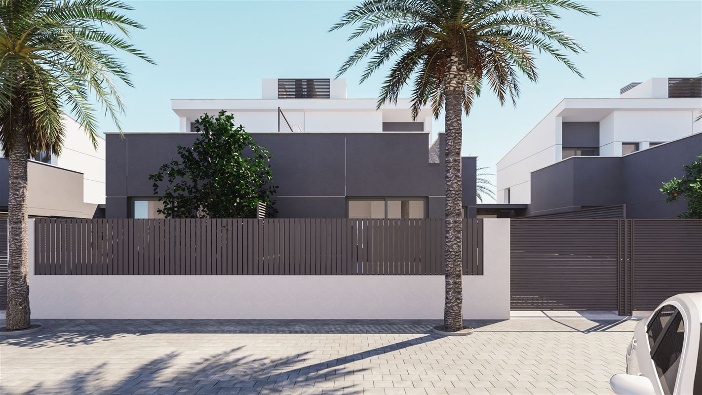 Villa met 3 slk + 3 badk met zwembad op 100 meter van de zee