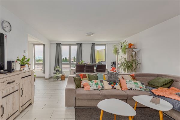 Lichtrijk appartement met 2 slaapkamers + terras te koop in Merksem