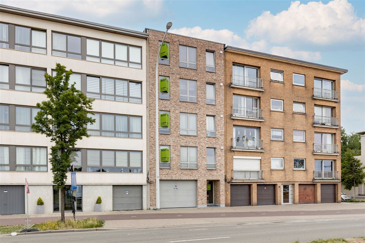 Lichtrijk appartement met 2 slaapkamers + terras te koop in Merksem