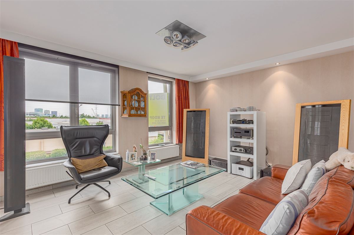 Recent appartementsgebouw met 5 appt + garage in Merksem