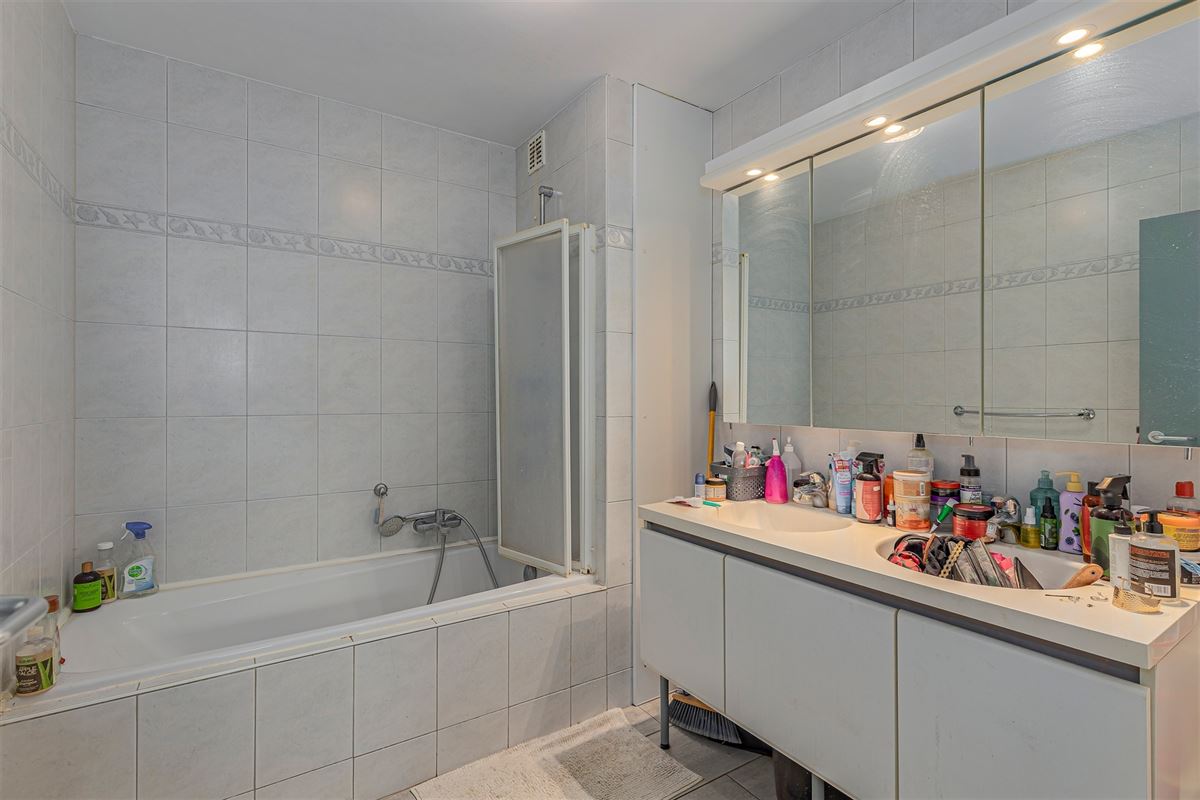 Recent appartementsgebouw met 5 appt + garage in Merksem