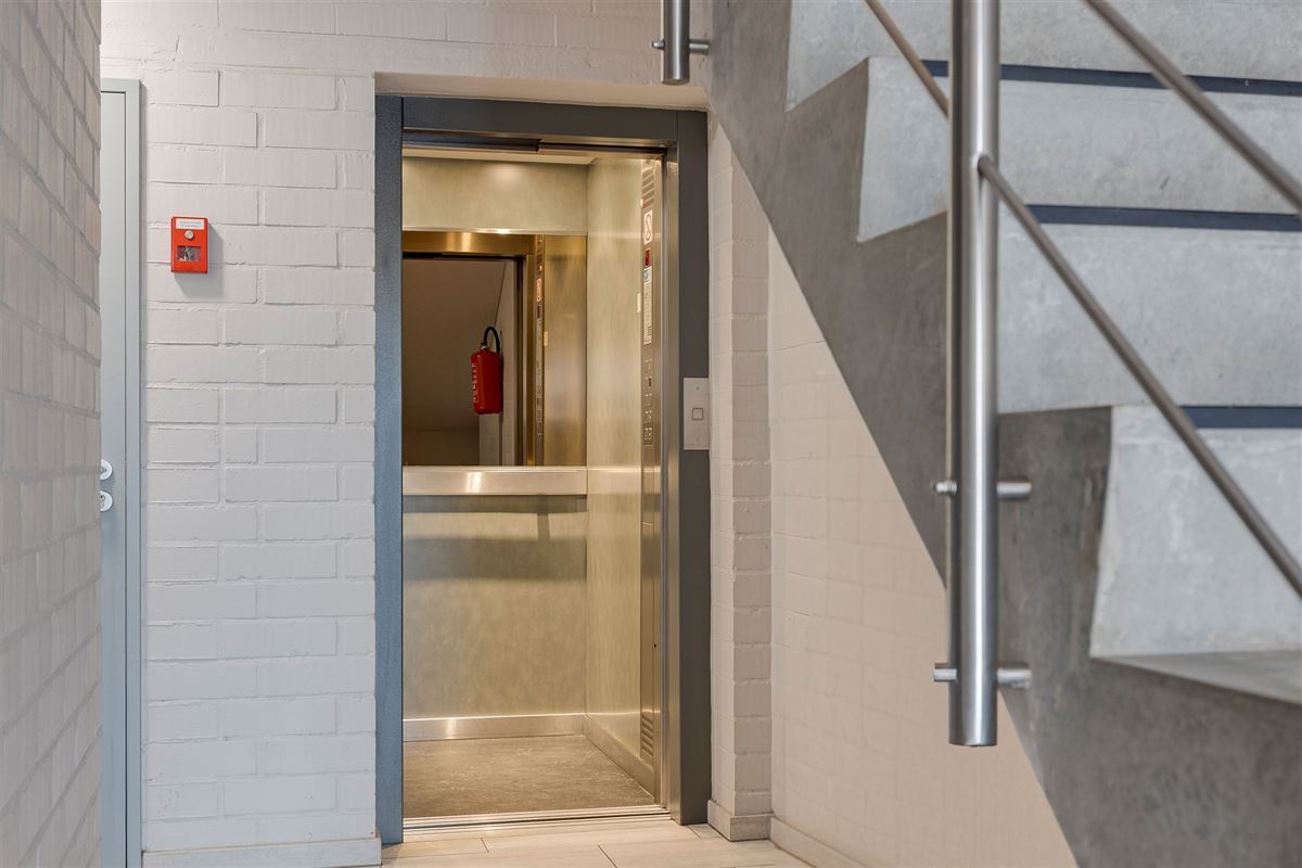 Recent appartementsgebouw met 5 appt + garage in Merksem