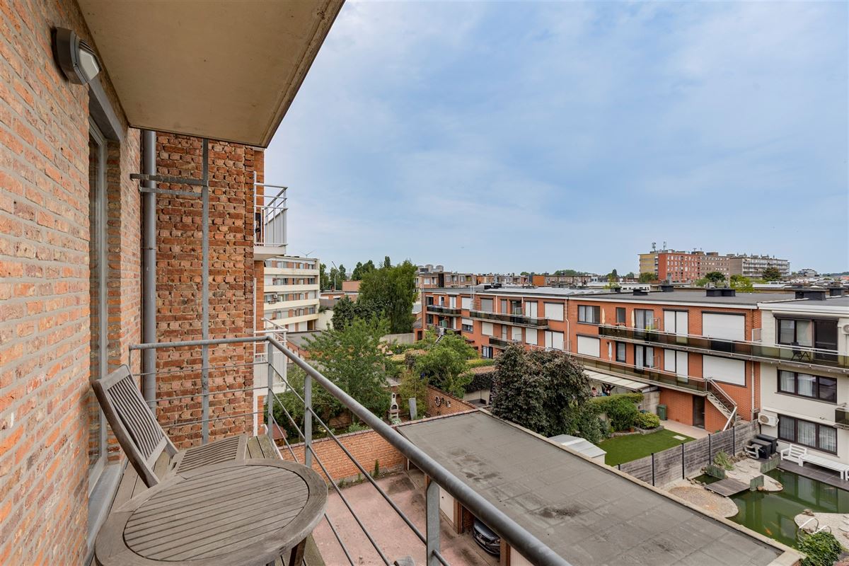 Recent appartementsgebouw met 5 appt + garage in Merksem