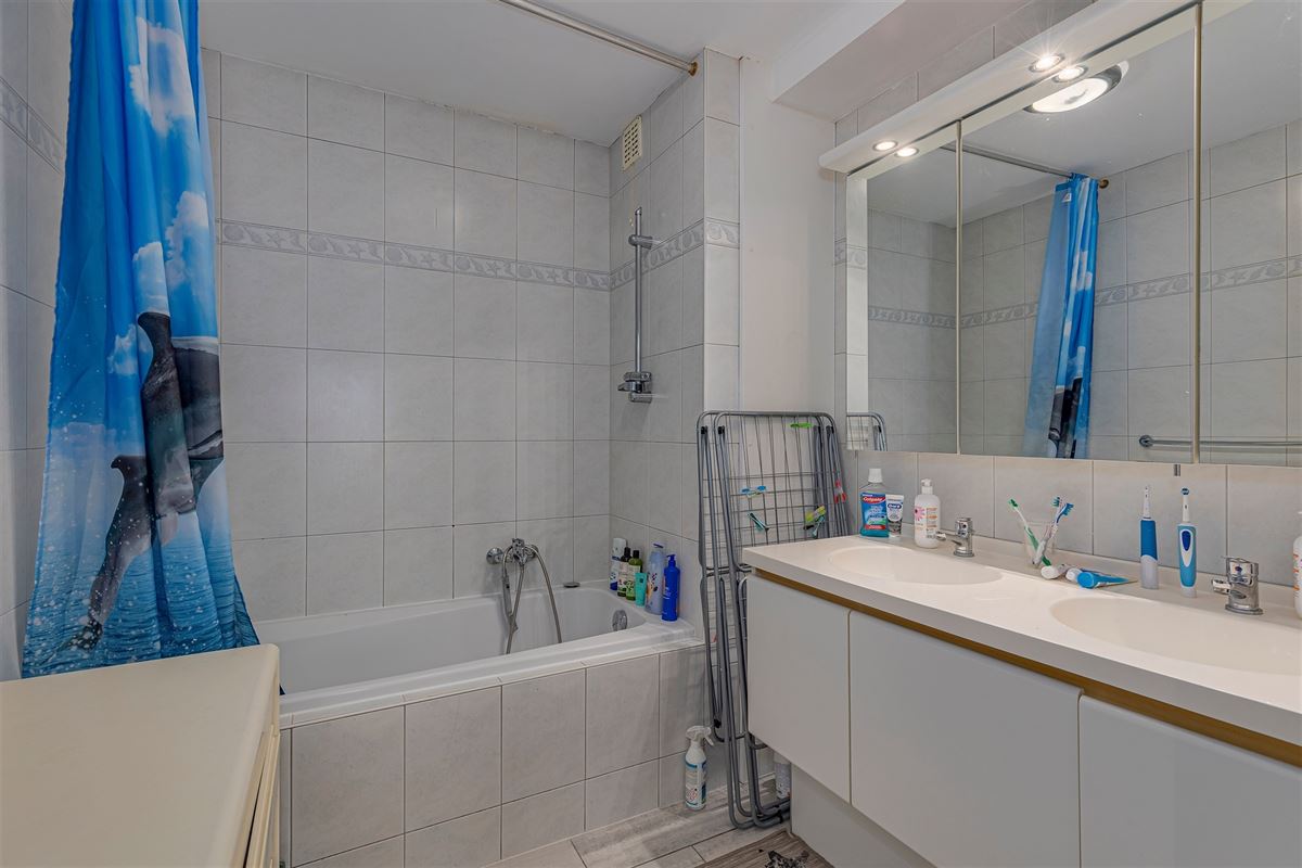 Recent appartementsgebouw met 5 appt + garage in Merksem