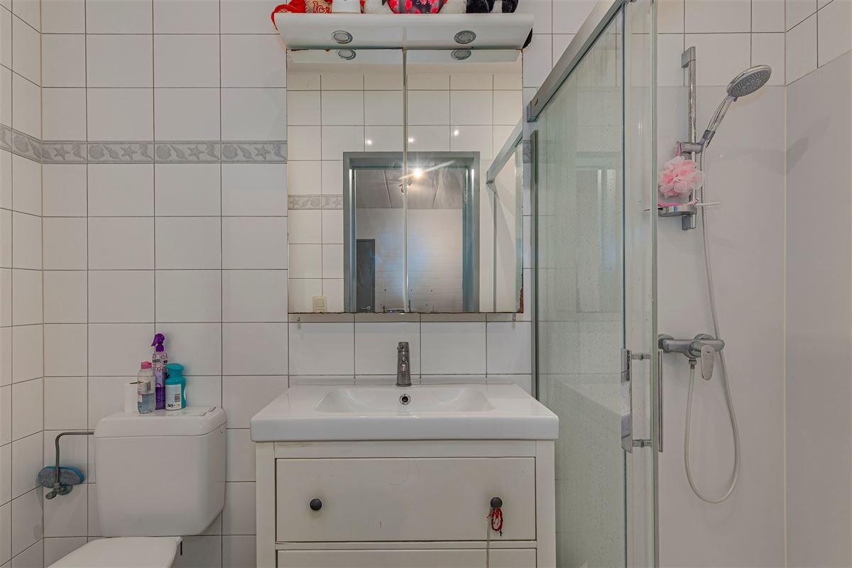 Recent appartementsgebouw met 5 appt + garage in Merksem