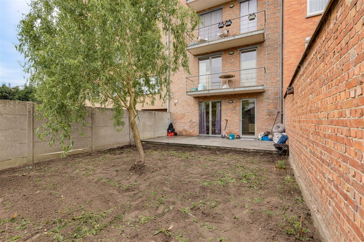 Recent appartementsgebouw met 5 appt + garage in Merksem