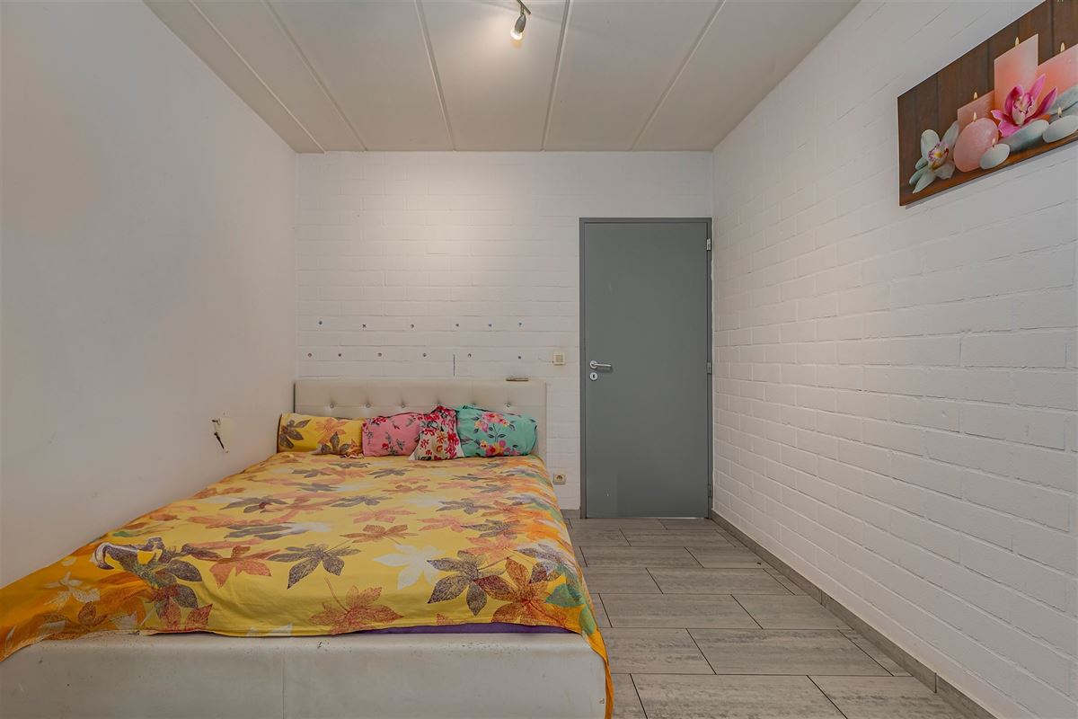 Recent appartementsgebouw met 5 appt + garage in Merksem