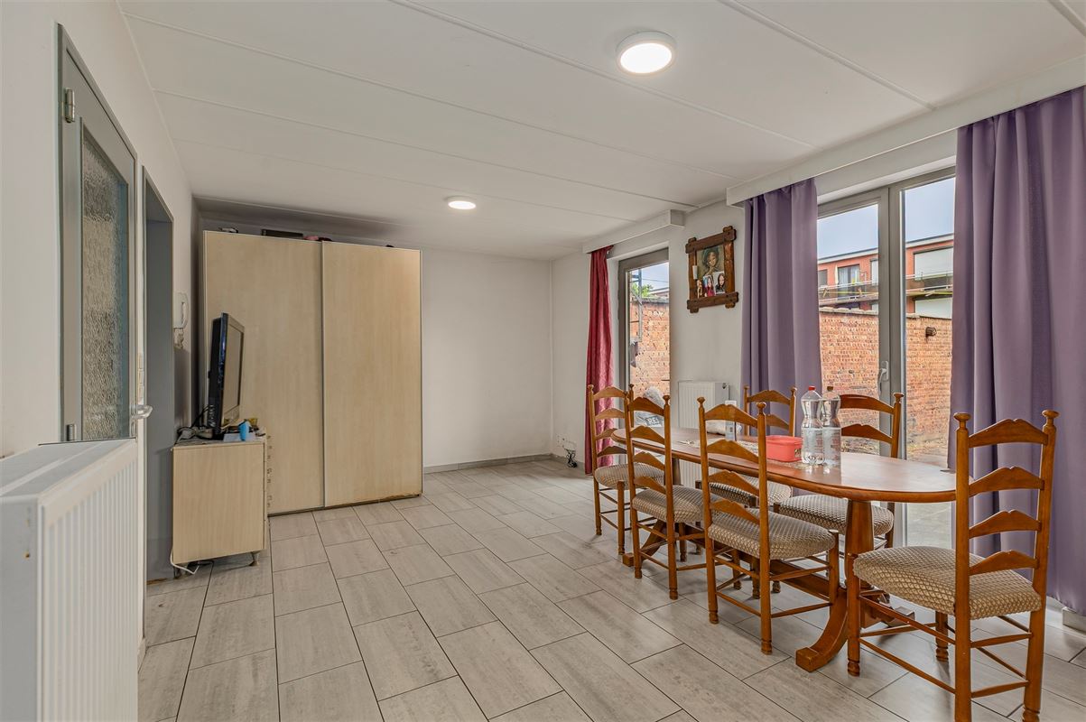 Recent appartementsgebouw met 5 appt + garage in Merksem