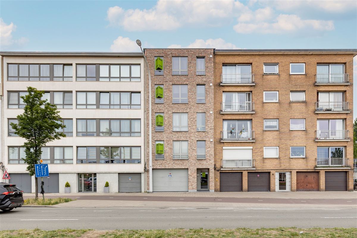 Recent appartementsgebouw met 5 appt + garage in Merksem