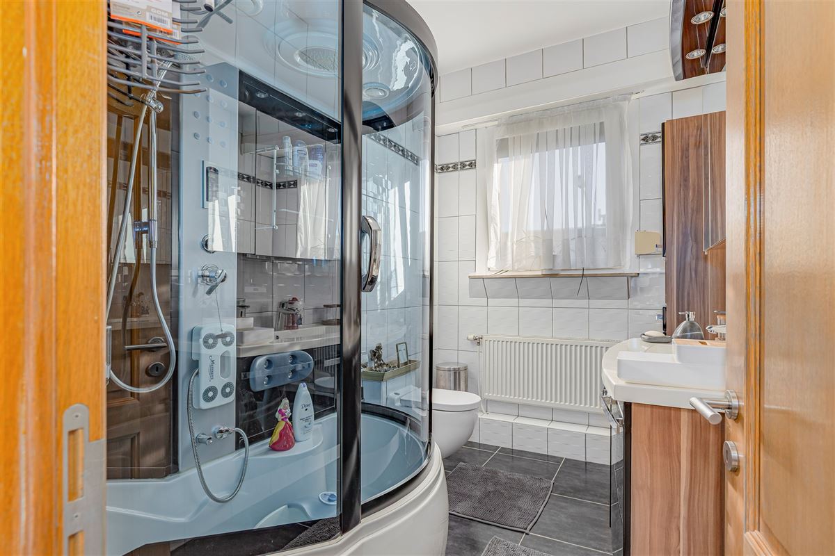 Mooi ingerichte woning met 4 slk, 2 badk en ruime stadstuin in Merksem