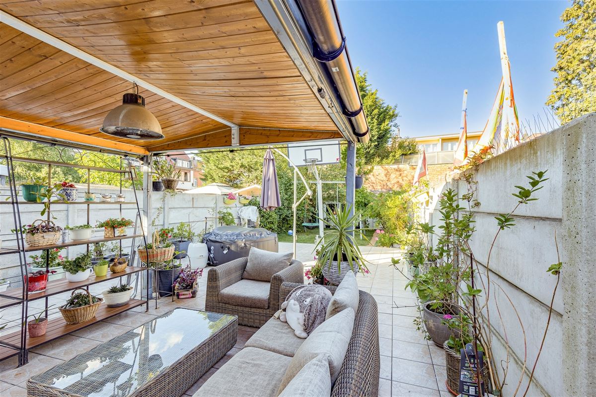 Mooi ingerichte woning met 4 slk, 2 badk en ruime stadstuin in Merksem