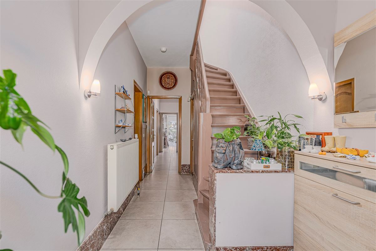 Mooi ingerichte woning met 4 slk, 2 badk en ruime stadstuin in Merksem