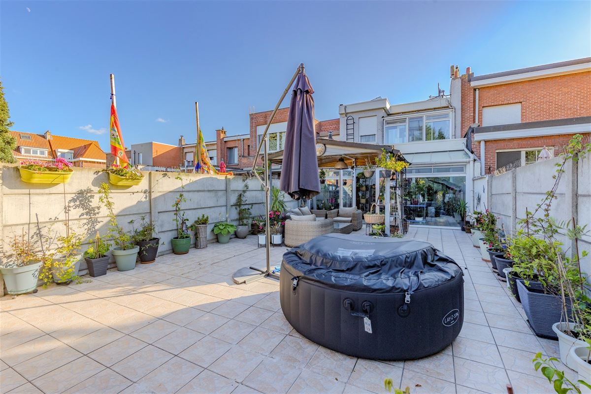 Mooi ingerichte woning met 4 slk, 2 badk en ruime stadstuin in Merksem